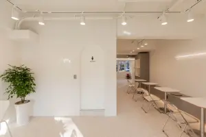 아치 디테일 화이트 미니멀 카페 인테리어